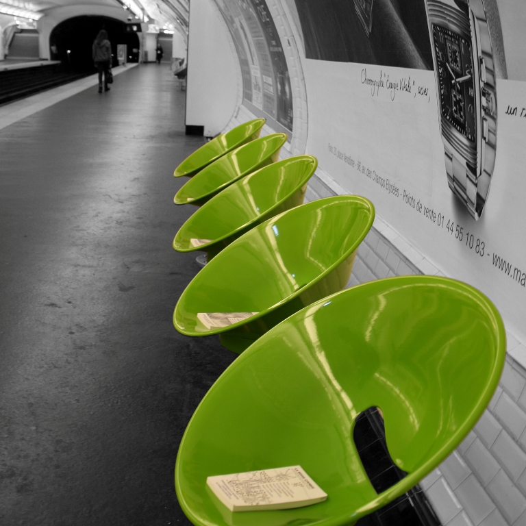 Lecture civique dans le métro