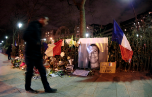 Dans une rue parisienne, hommage au policier tué Ahmed Merabet