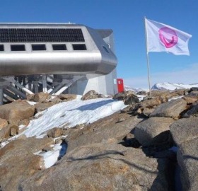 Le drapeau de la Ligue de l'Optimisme flottant sur l'Antarctique